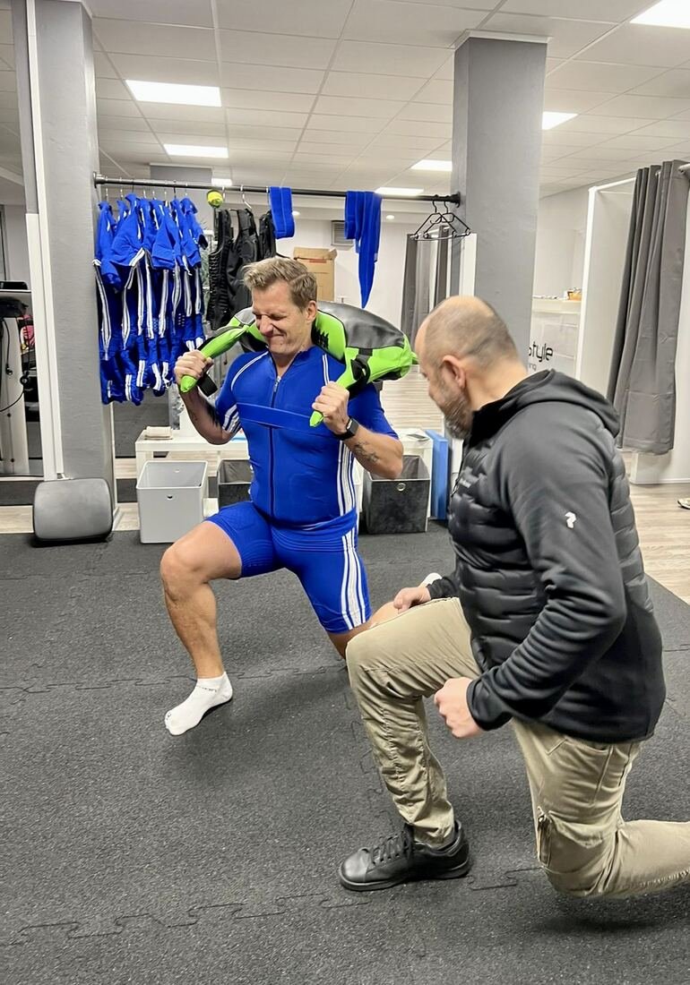 Kunde im EMS-Anzug bei BODYinStyle – konzentriert auf sein Training.